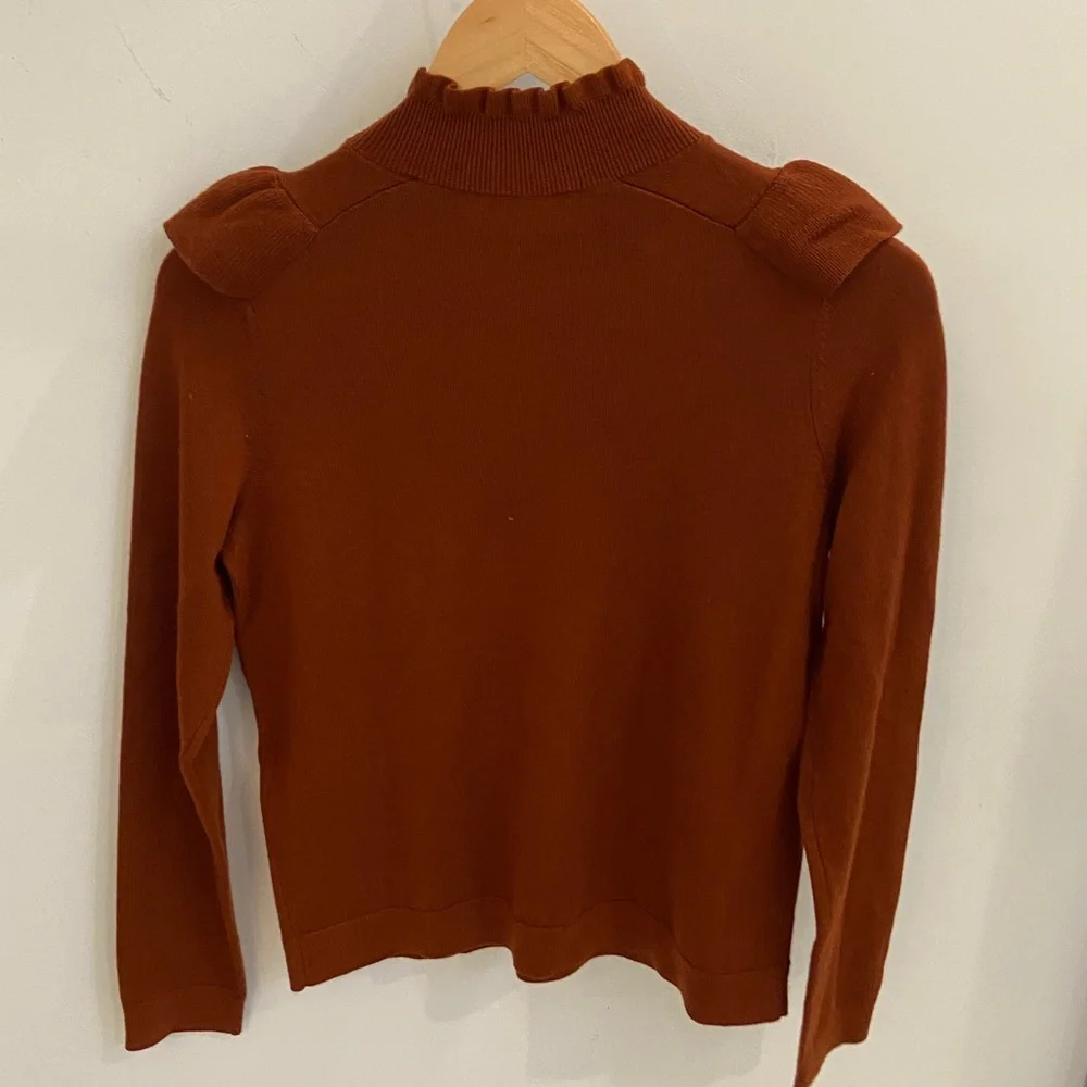 Sézane, rust colored ruffle sweater with gold rimmed buttons, xs - Picture 4 of 6